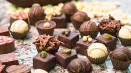 Królowa słodyczy obchodzi swoje święto Hobby, - Uwielbiasz czekoladę? A kto jej nie kocha! Jedzona w odpowiednich ilościach potrafi być nie tylko grzechu wartą słodyczą, ale również całkiem wartościowym dodatkiem do diety człowieka. 12 kwietnia czekolada obchodzi swoje święto