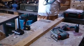 Warsztaty DIY – modny miejski trend Hobby, - Mebel własnego autorstwa, ręcznie uszyta torebka czy zrobiony na drutach szalik – dzięki warsztatom „zrób to sam“ możesz nauczyć się samodzielnie je wykonywać. Warsztaty „zrób to sam“ to popularny miejski trend. Własne wytwory dają satysfakcję i są jedyne w swoim rodzaju.