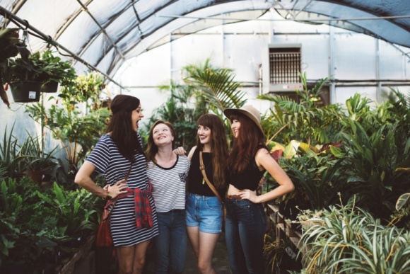 Polak im starszy, tym bardziej otwarty na innych LIFESTYLE, Psychologia - Polacy nie chcą ograniczać się tylko do swojego najbliższego otoczenia – rodziny i sąsiadów. Z wiekiem stają się coraz bardziej otwarci na inne narodowości, odmienność oraz pomoc innym.