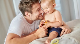 Czym jest szczęśliwe dzieciństwo dla współczesnych rodziców? LIFESTYLE, Psychologia - Szczęście pełni bardzo ważną rolę w naszym życiu i wpływa na nasze samopoczucie oraz relacje z innymi ludźmi. Na poczucie szczęścia oddziałuje wiele czynników, m.in. dobrobyt, rodzina, zdrowie fizyczne czy doświadczanie pozytywnych emocji.